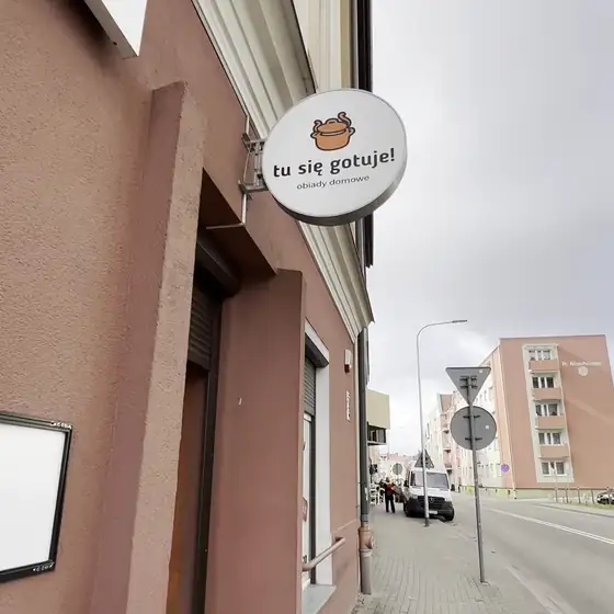 Szyld nad chodnikiem