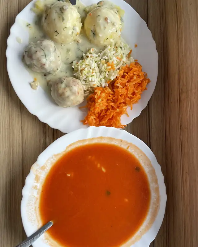 Zupa pomidorowa i drugie danie z ziemniakami i surówką