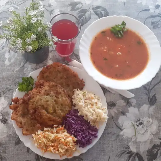 Placki z surówkami i zupa