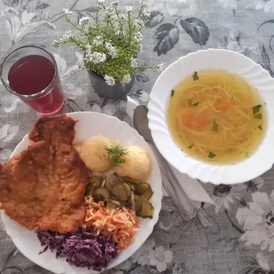 Schabowy z ziemniakami i surówkami, kompot i zupa