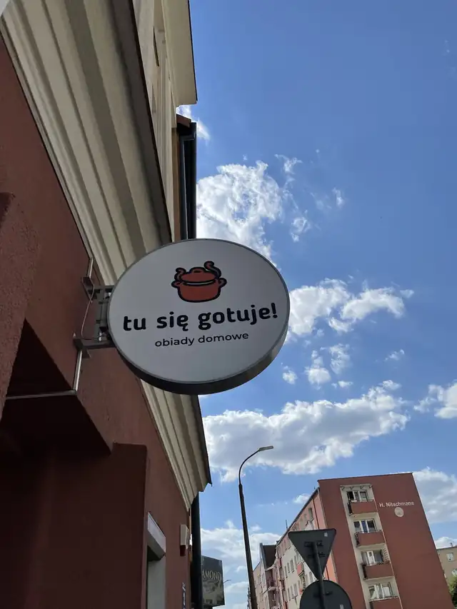 Okrągły szyld z garnkiem